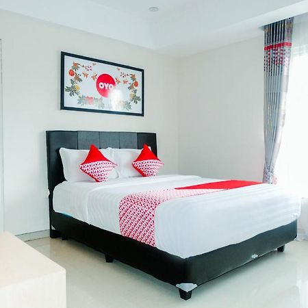 Oyo 696 Hasanah Guest House Syariah De Saphire Malang Exterior foto