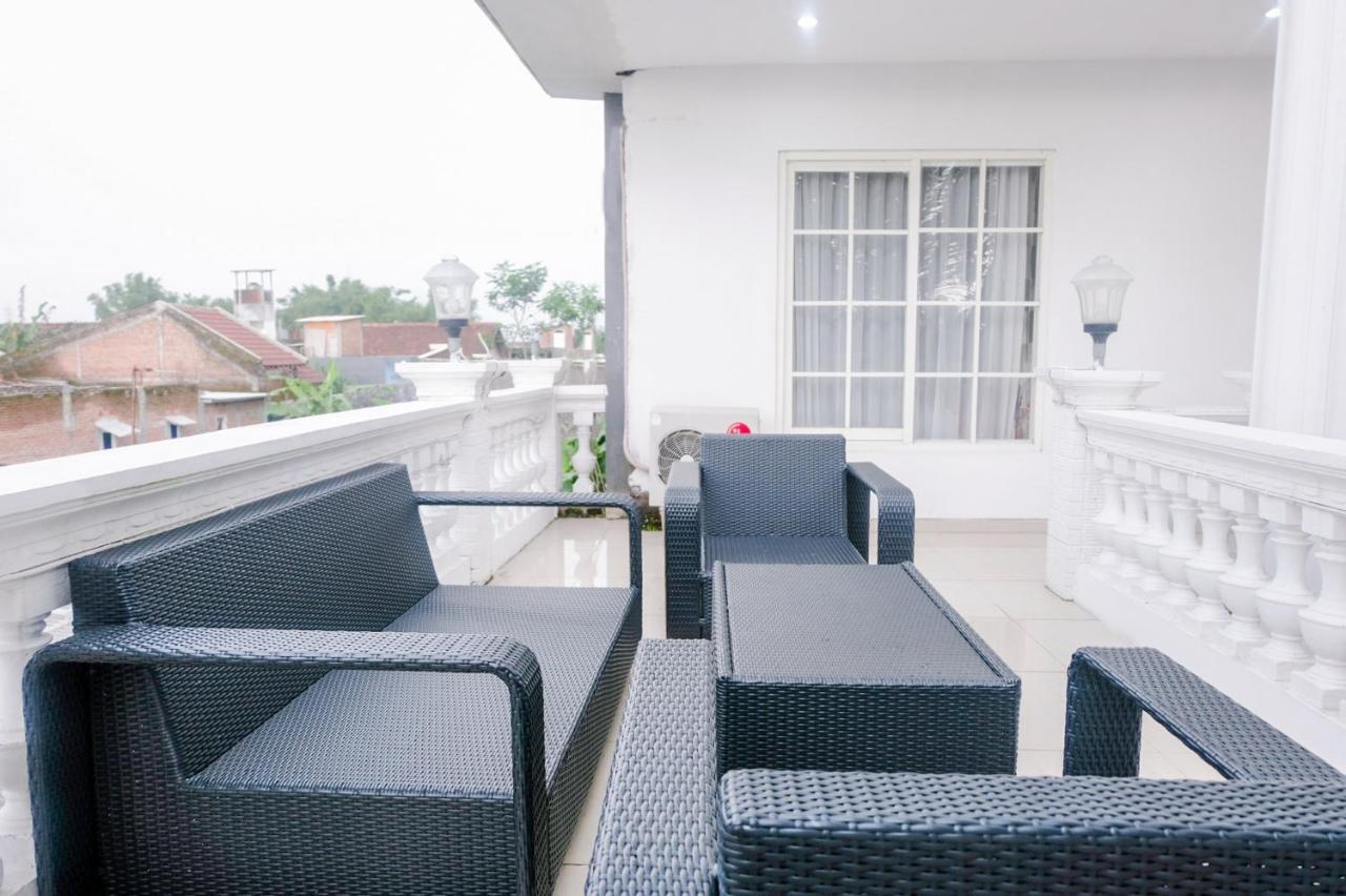 Oyo 696 Hasanah Guest House Syariah De Saphire Malang Exterior foto