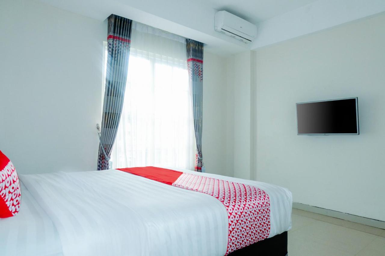 Oyo 696 Hasanah Guest House Syariah De Saphire Malang Exterior foto