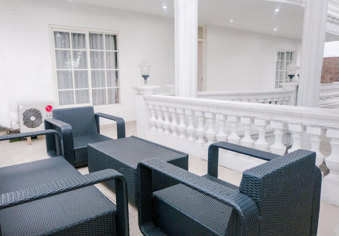 Oyo 696 Hasanah Guest House Syariah De Saphire Malang Exterior foto