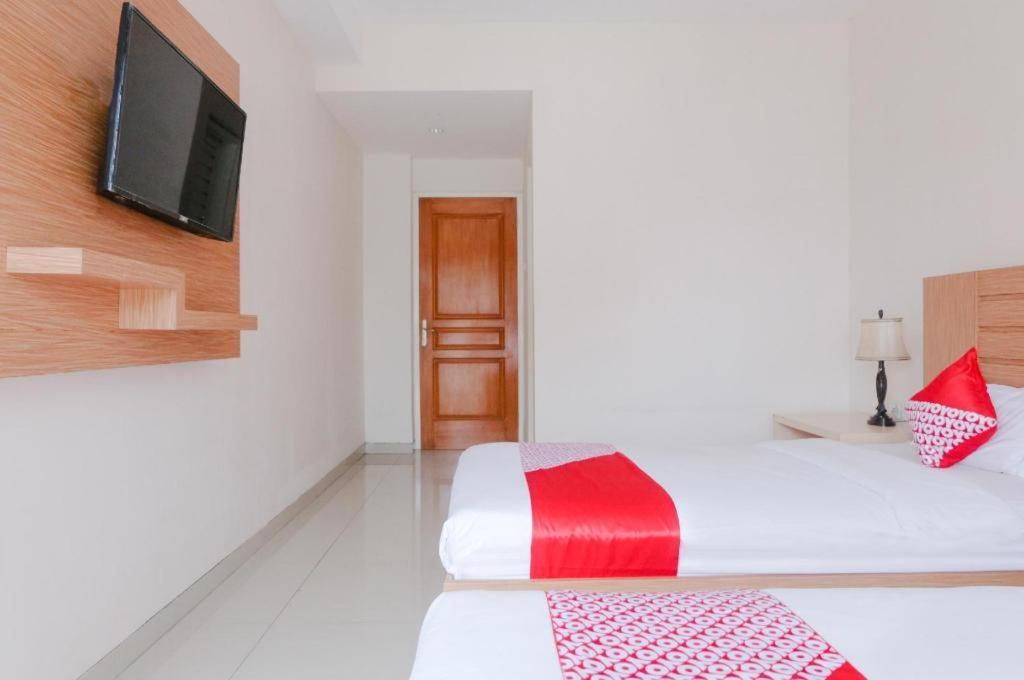 Oyo 696 Hasanah Guest House Syariah De Saphire Malang Exterior foto